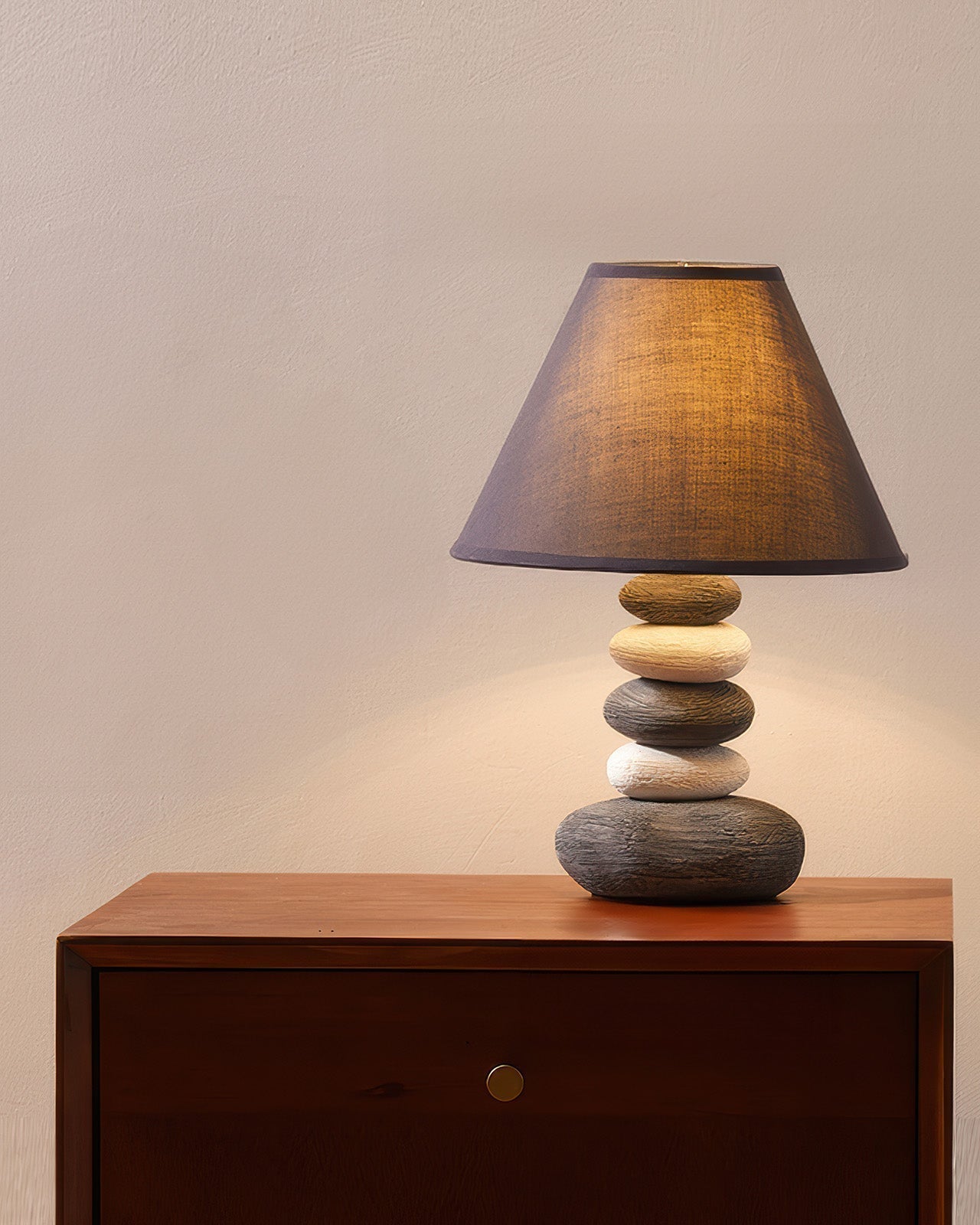 Lampe de table en tissu d'ambiance avec abat-jour doux et base en céramique pierre par Liora