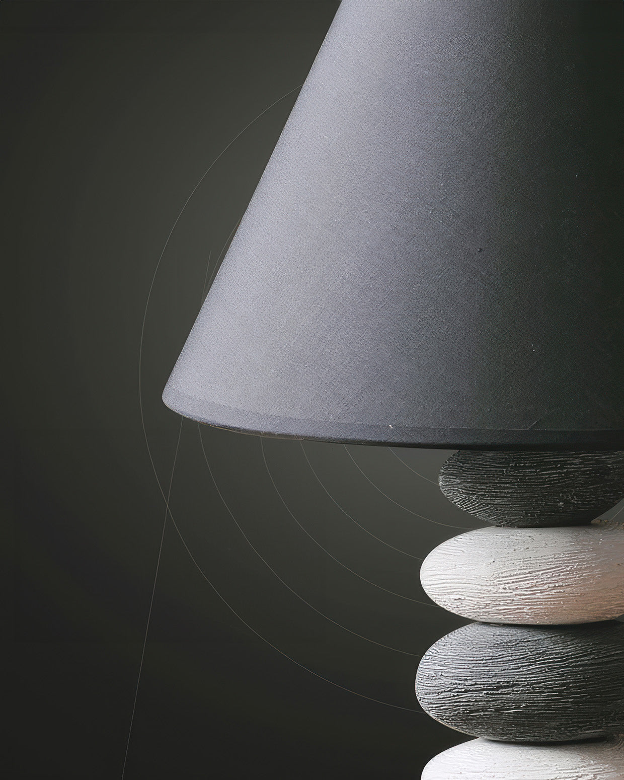Lampe de table en tissu d'ambiance avec abat-jour doux et base en céramique pierre par Liora