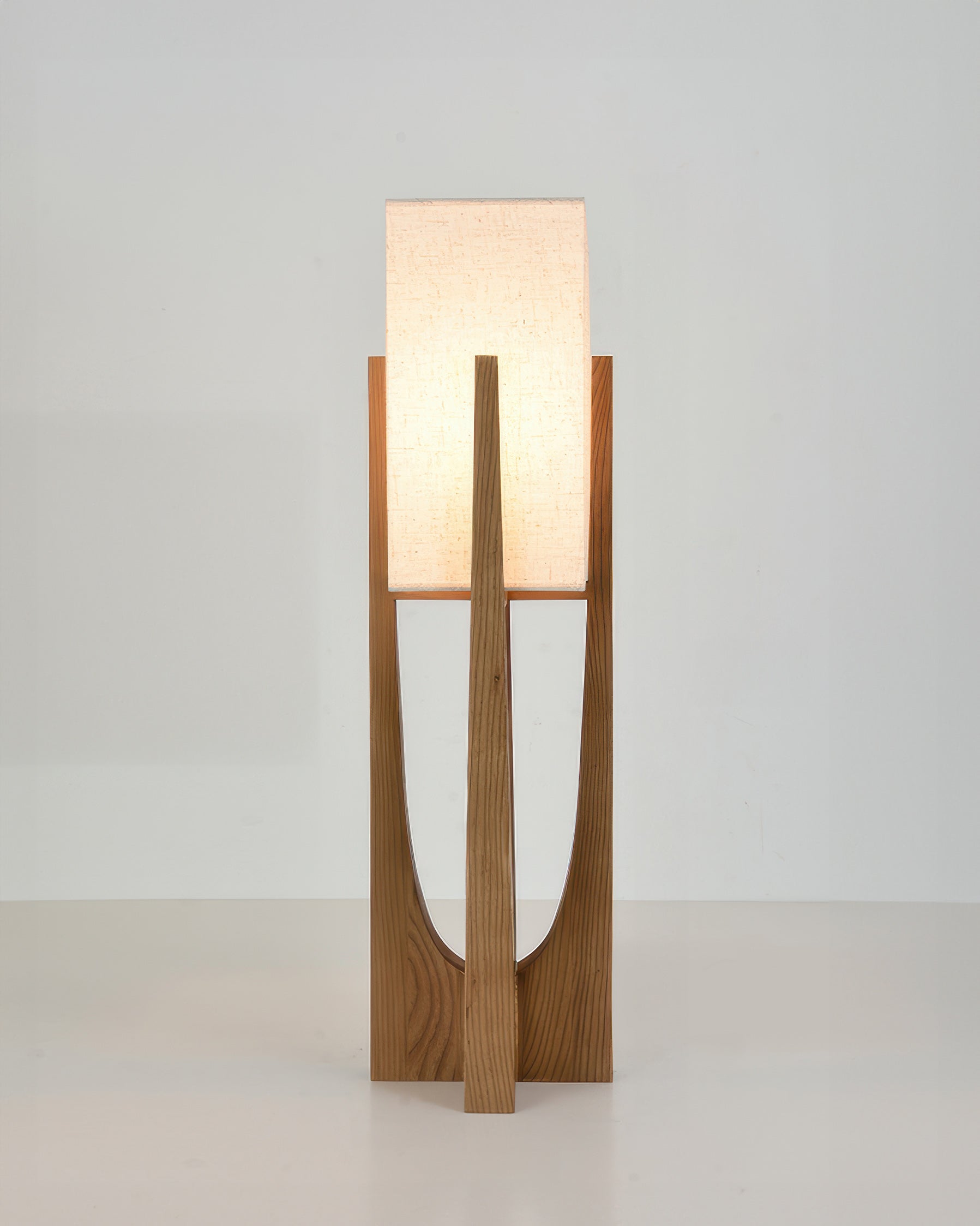 Stolní lampa Kairo Seto z ořechového dřeva v minimalistickém stylu s mosaznými akcenty a japonským designem