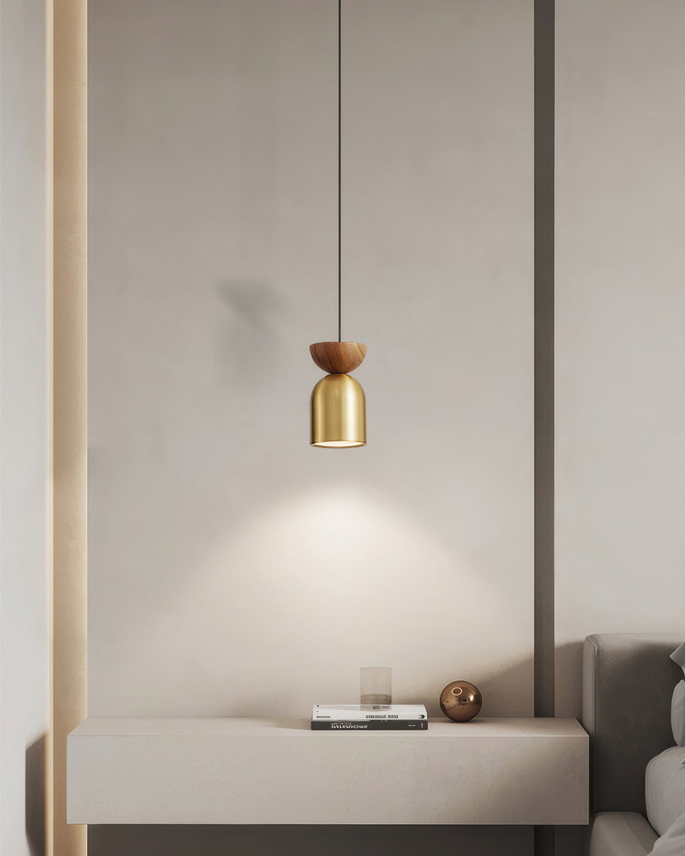 Závěsná lampa Marinor Flying Saucer z ořechového dřeva a mosazi s mid-century siluetou