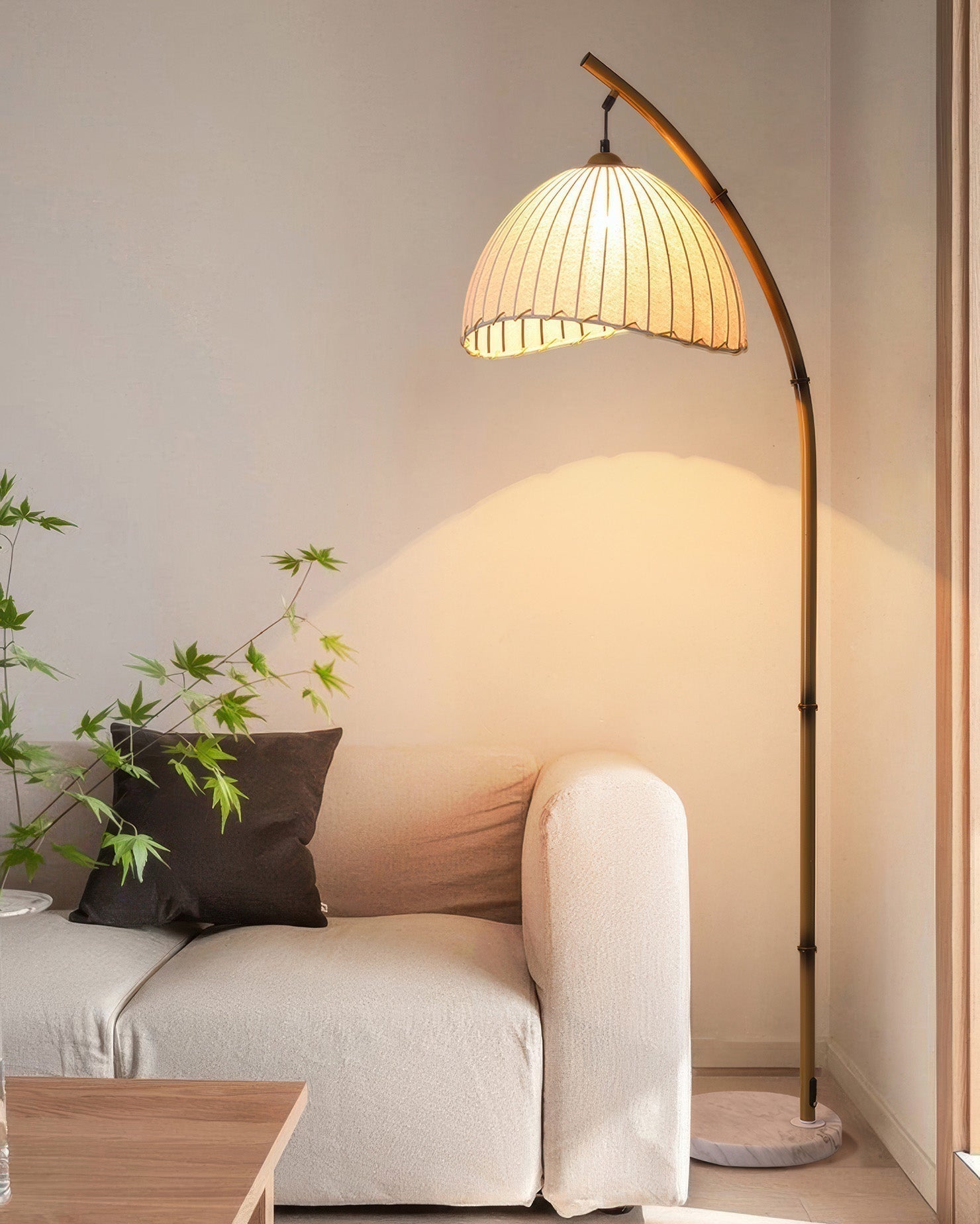 Lámpara de pie Lunara con pantalla de tela estilo bambú para luz ambiental suave