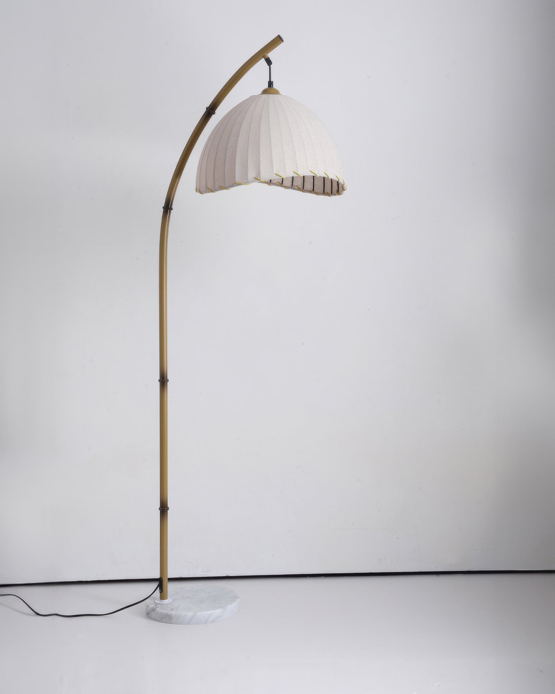 Lámpara de pie Lunara con pantalla de tela estilo bambú para luz ambiental suave