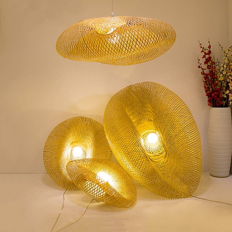 مصباح معلق من الخيزران المنسوج يدويًا مع إضاءة LED من BambooLoom، وحدة سقف عصرية ريفية