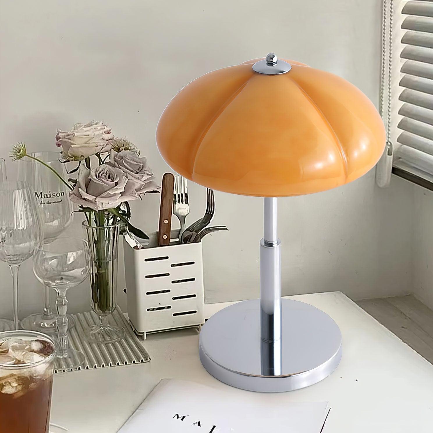 Lampe de table Bauhaus en verre ambre Aurelia en forme de champignon avec une lueur douce