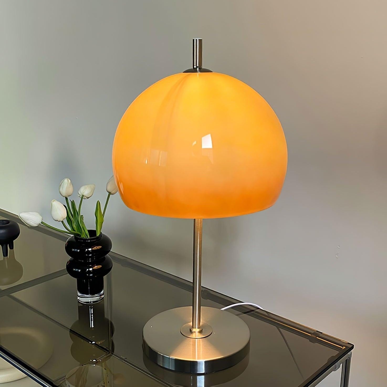 Lampe de table Bauhaus en verre ambre Aurelia en forme de champignon avec une lueur douce