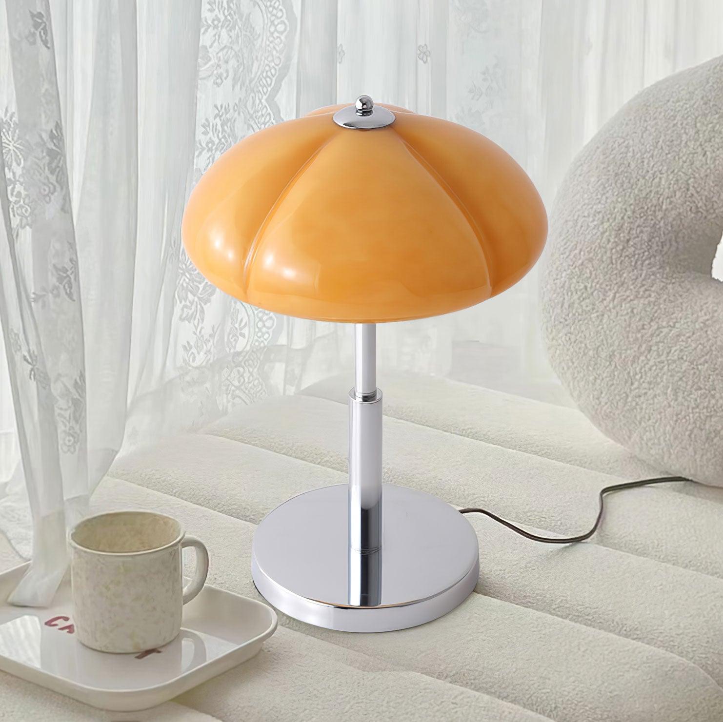Lampe de table Bauhaus en verre ambre Aurelia en forme de champignon avec une lueur douce