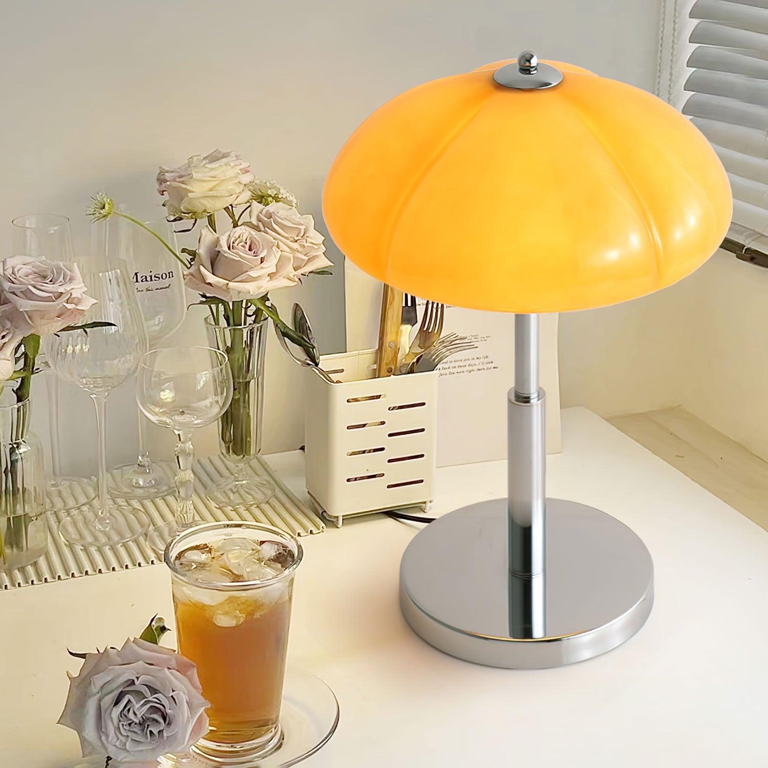 Lampe de table Bauhaus en verre ambre Aurelia en forme de champignon avec une lueur douce