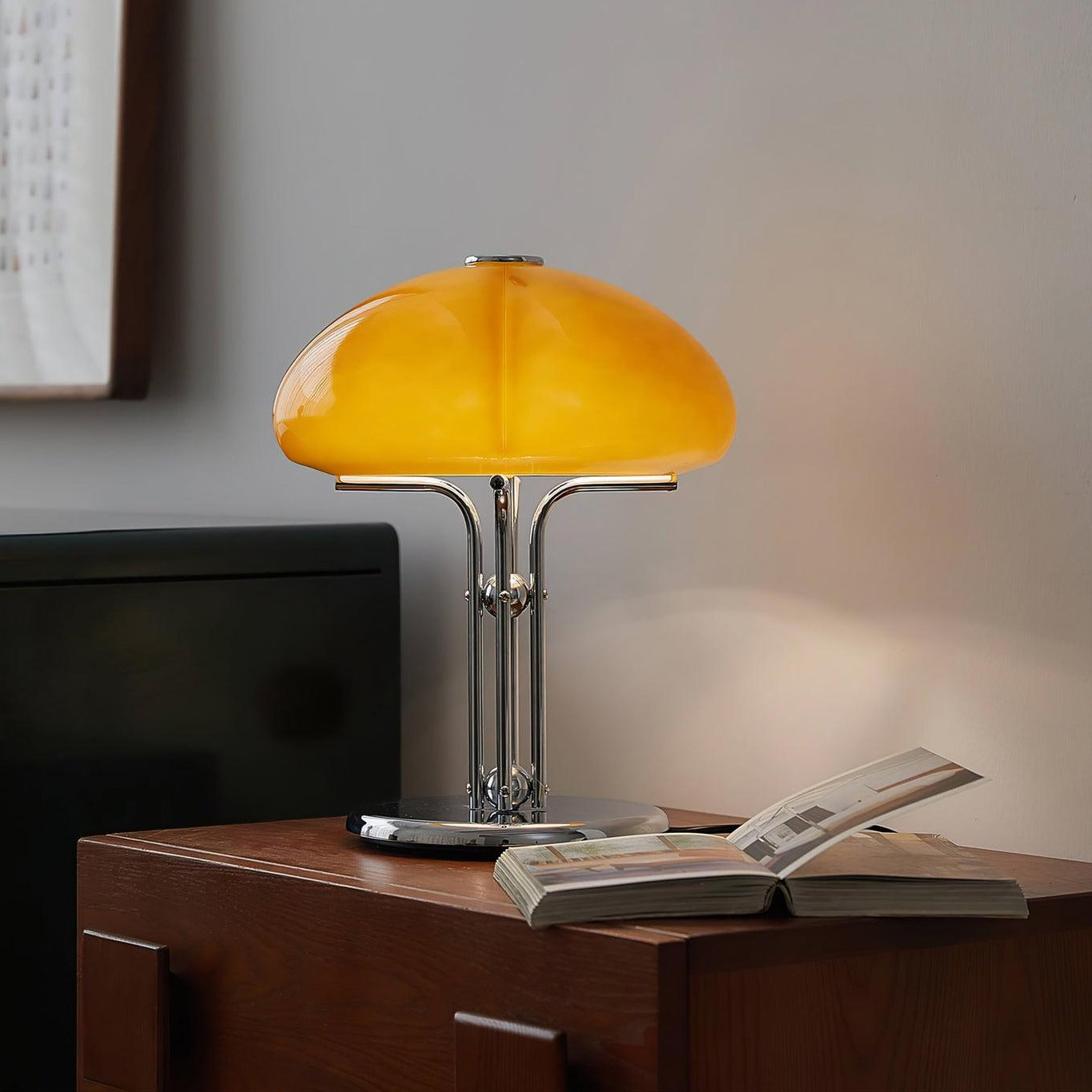 Lampe de table Bauhaus en verre ambre Aurelia en forme de champignon avec une lueur douce