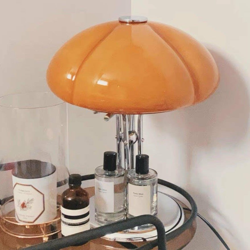 Lampe de table Bauhaus en verre ambre Aurelia en forme de champignon avec une lueur douce