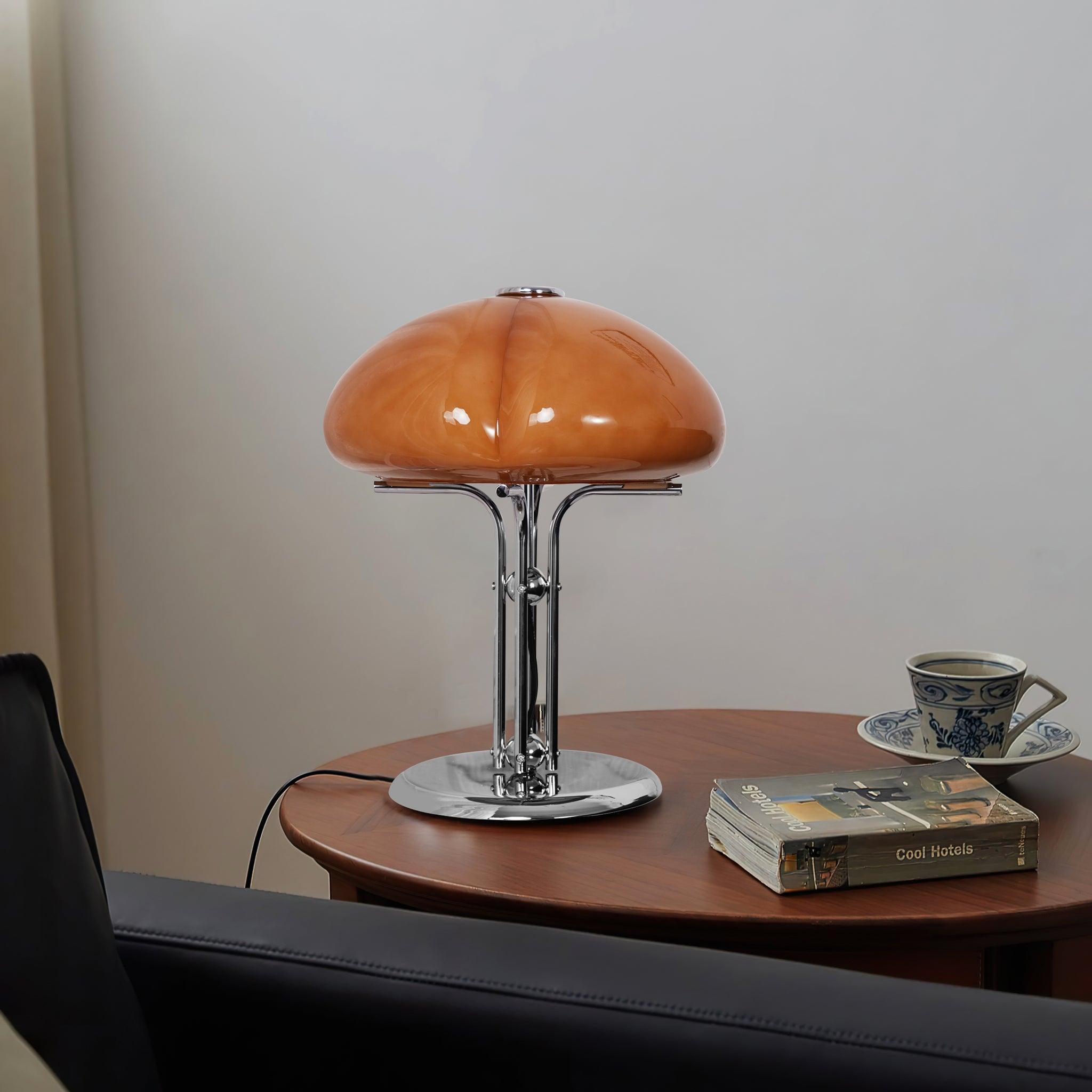 Lampe de table Bauhaus en verre ambre Aurelia en forme de champignon avec une lueur douce