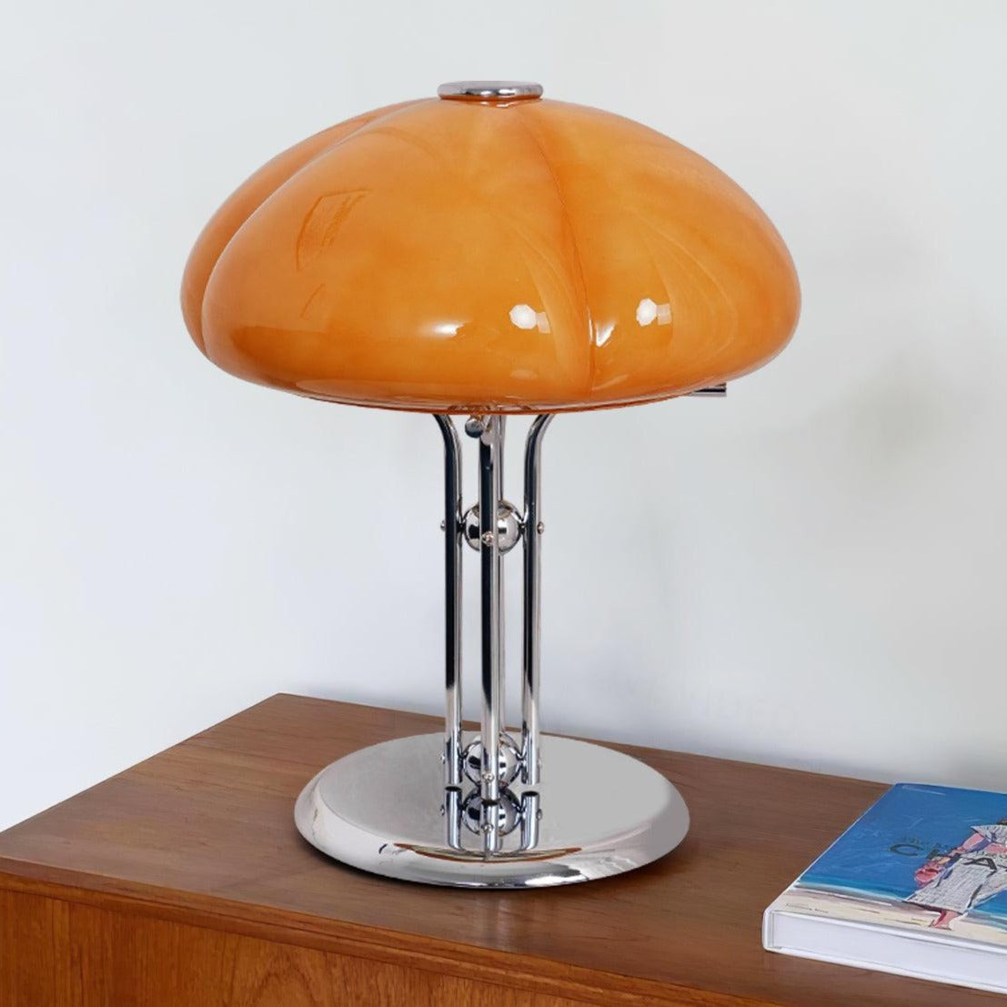 Lampe de table Bauhaus en verre ambre Aurelia en forme de champignon avec une lueur douce