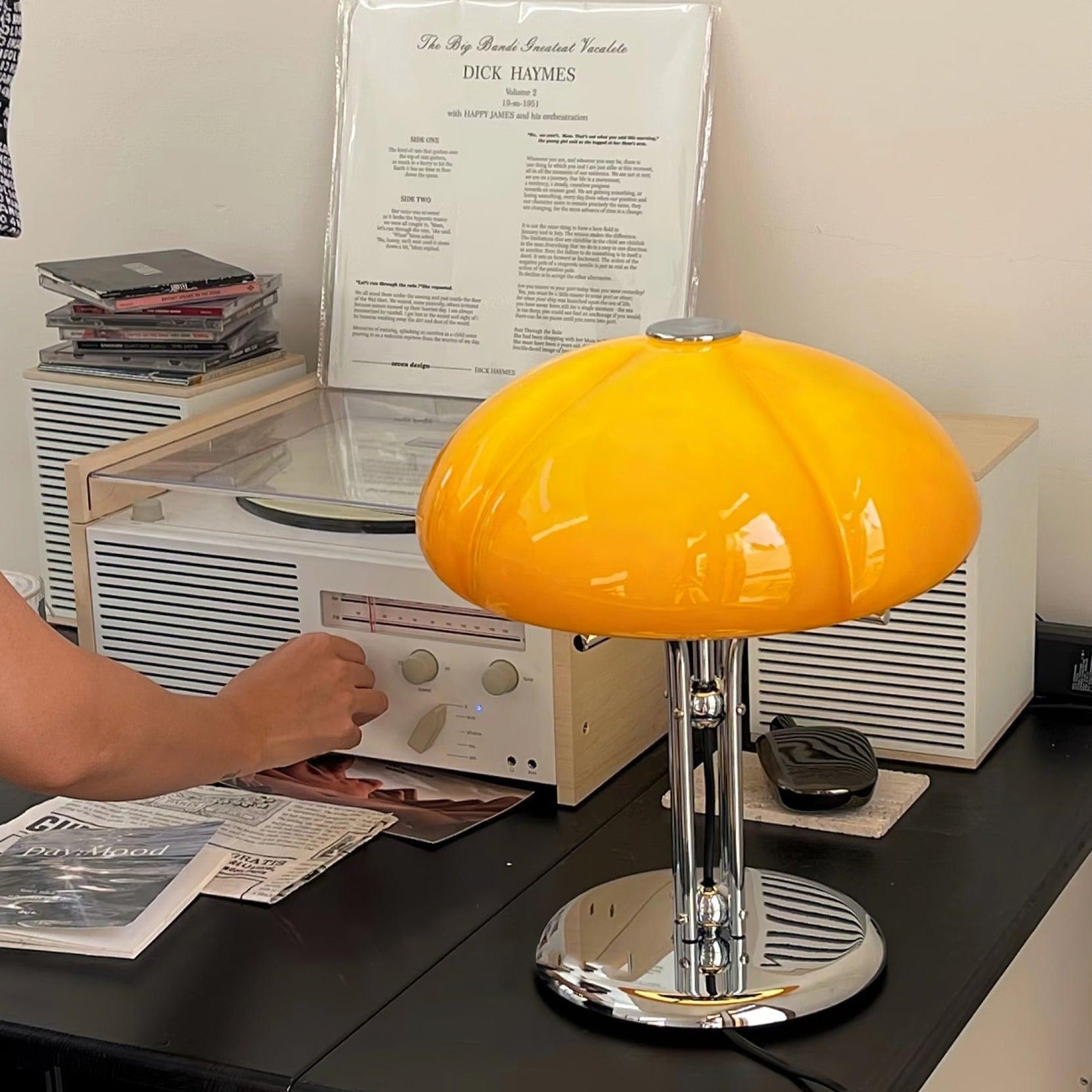 Lampe de table Bauhaus en verre ambre Aurelia en forme de champignon avec une lueur douce