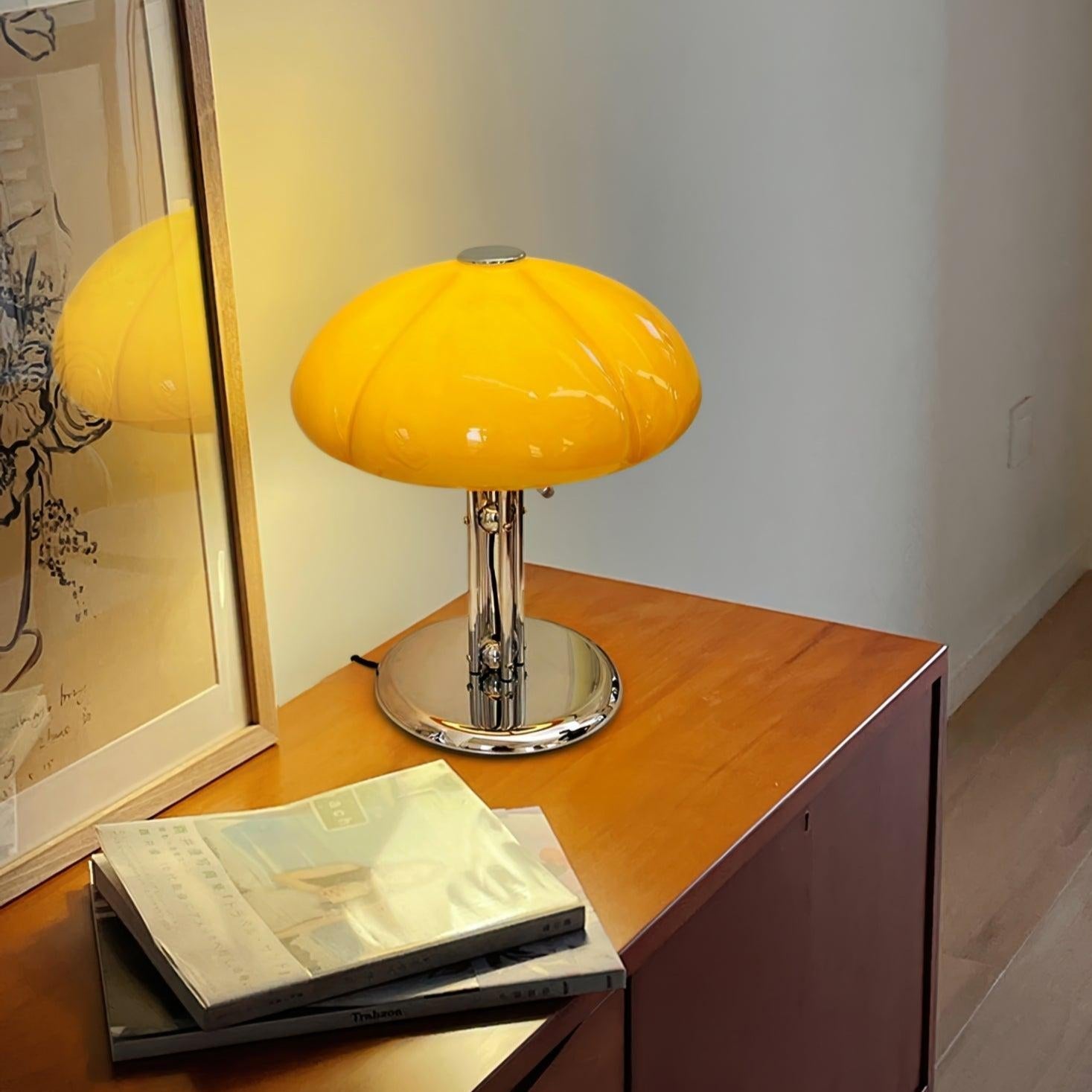 Lampe de table Bauhaus en verre ambre Aurelia en forme de champignon avec une lueur douce