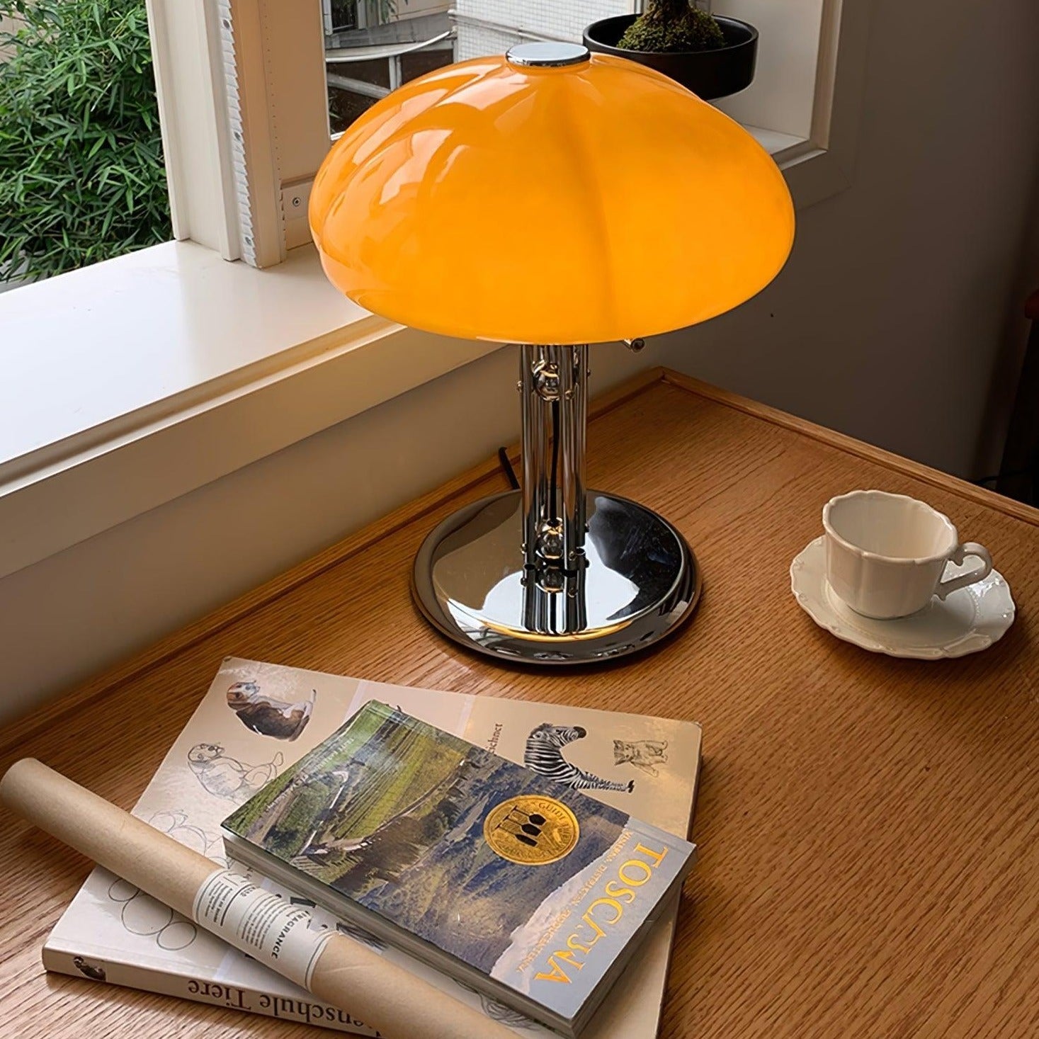 Lampe de table Bauhaus en verre ambre Aurelia en forme de champignon avec une lueur douce