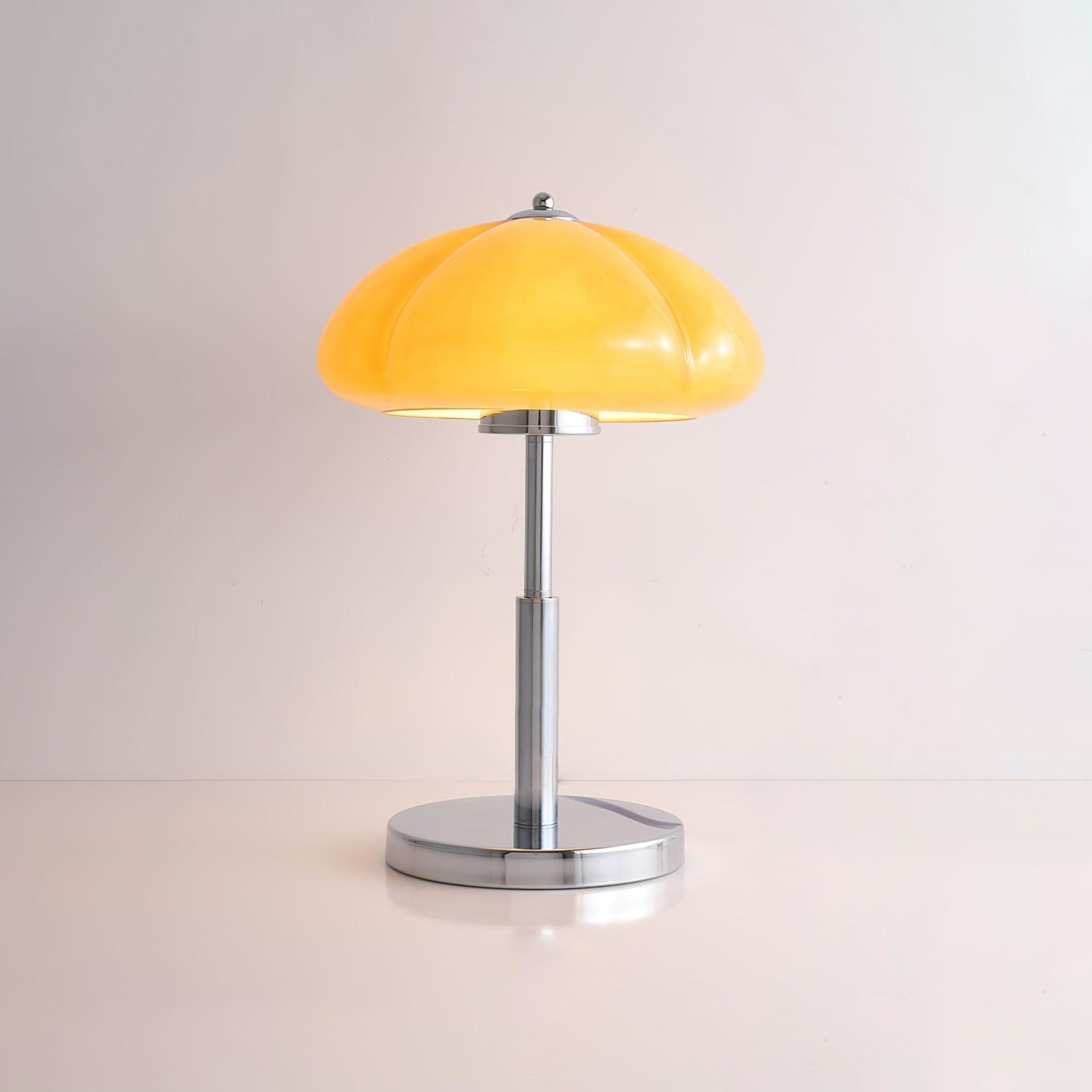 Lampe de table Bauhaus en verre ambre Aurelia en forme de champignon avec une lueur douce
