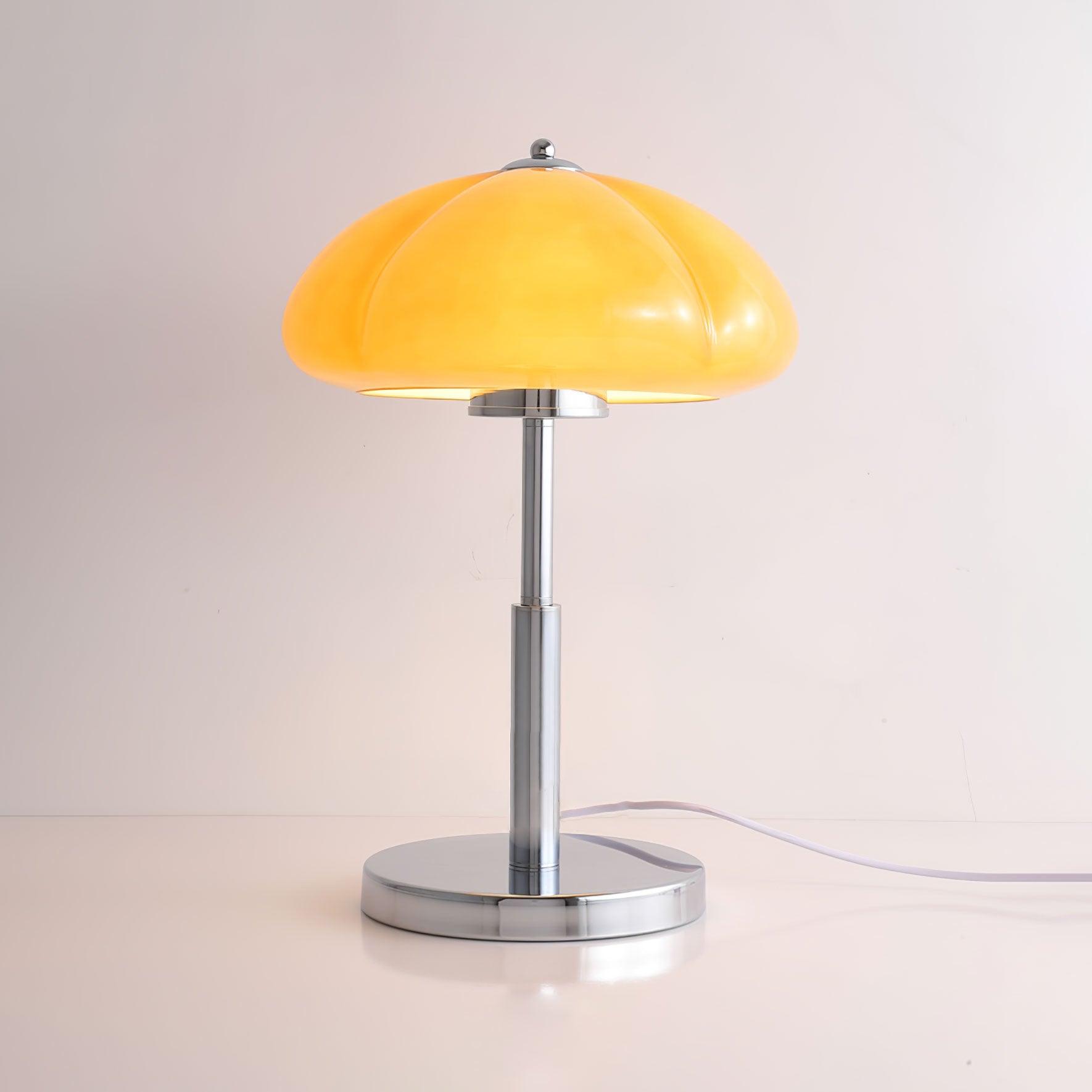 Lampe de table Bauhaus en verre ambre Aurelia en forme de champignon avec une lueur douce