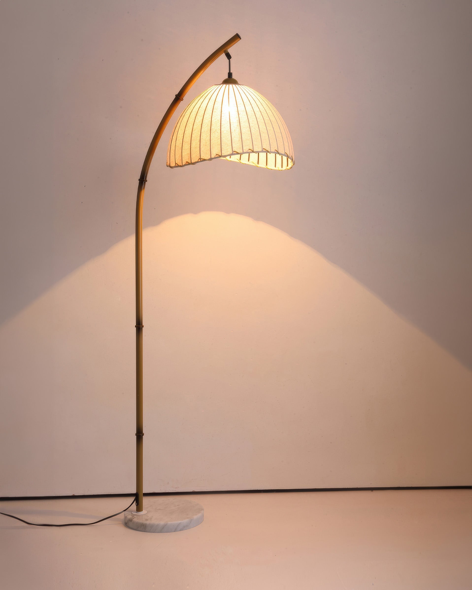 Lámpara de pie Lunara con pantalla de tela estilo bambú para luz ambiental suave