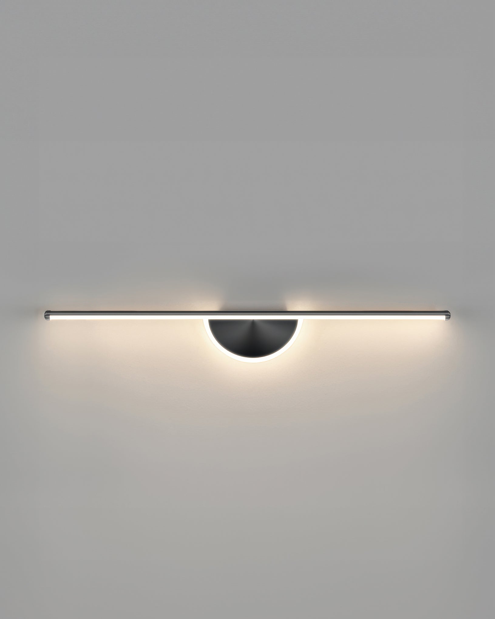 Iluminación ambiental para fondo de TV con lámpara de pared de madera Sylva Arc y resplandor suave de tubo