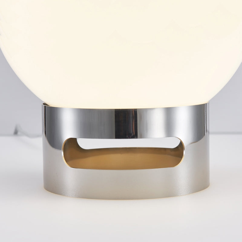 Lampe de table en verre opale Lyra avec abat-jour à lumière douce, finition style Bauhaus