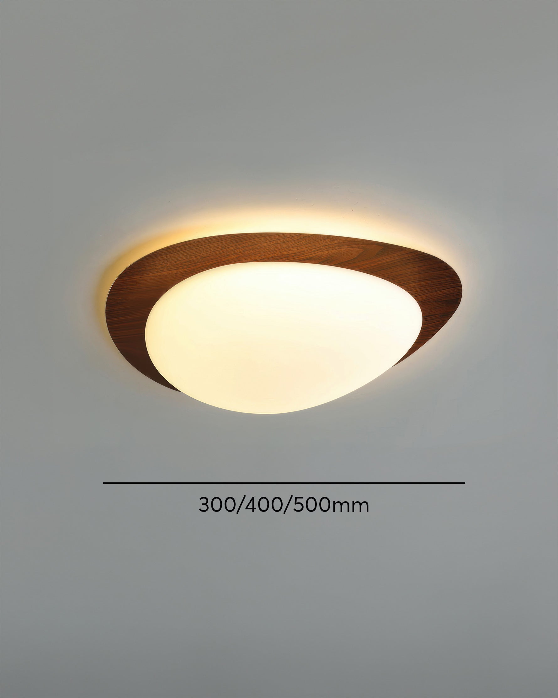 Lámpara de techo LED Nyra Nordic Pebble con acabado en veta de madera para interiores escandinavos