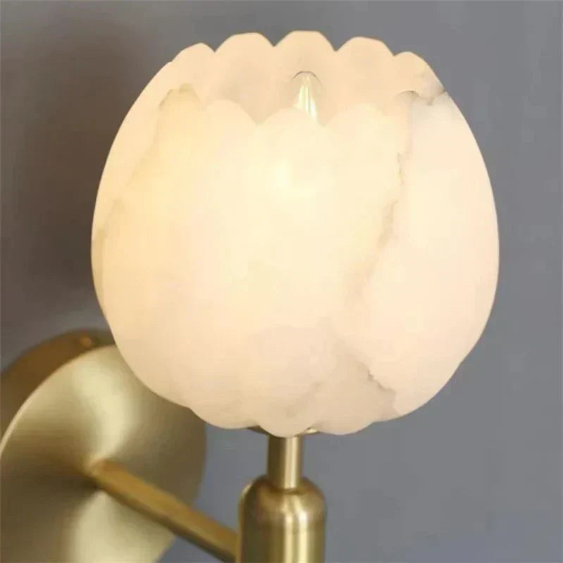 Lámpara de pared Aurelia Marble Rose con pantalla delicada en forma de rosa, lámpara de pared clásica de mármol
