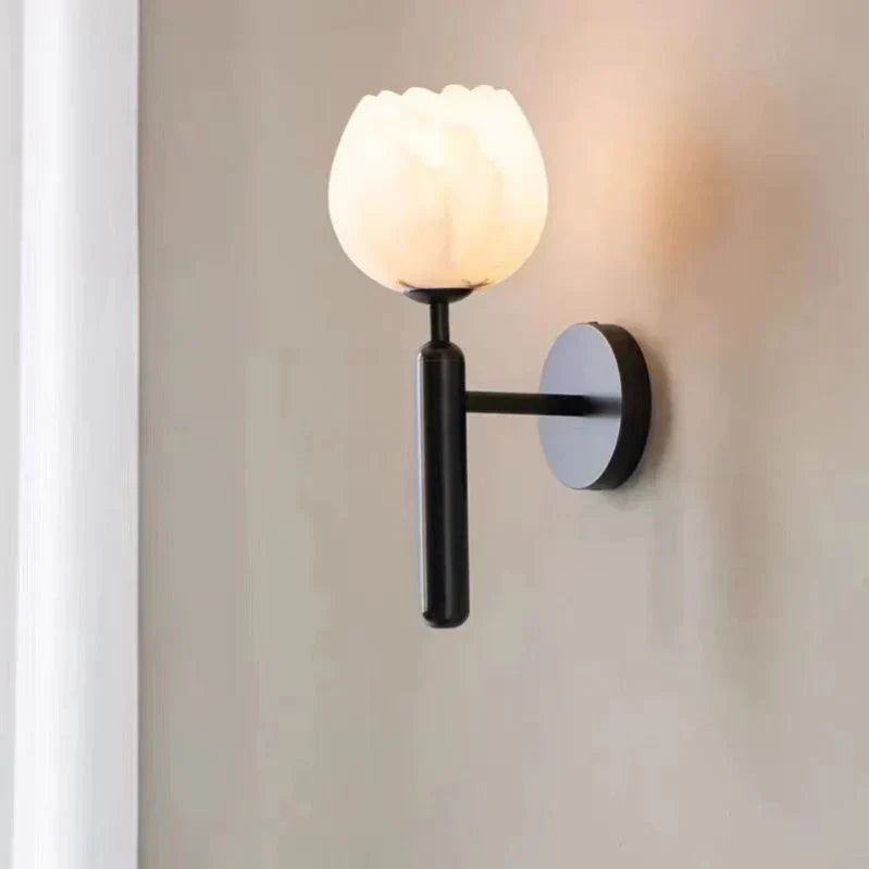 Lámpara de pared Aurelia Marble Rose con pantalla delicada en forma de rosa, lámpara de pared clásica de mármol
