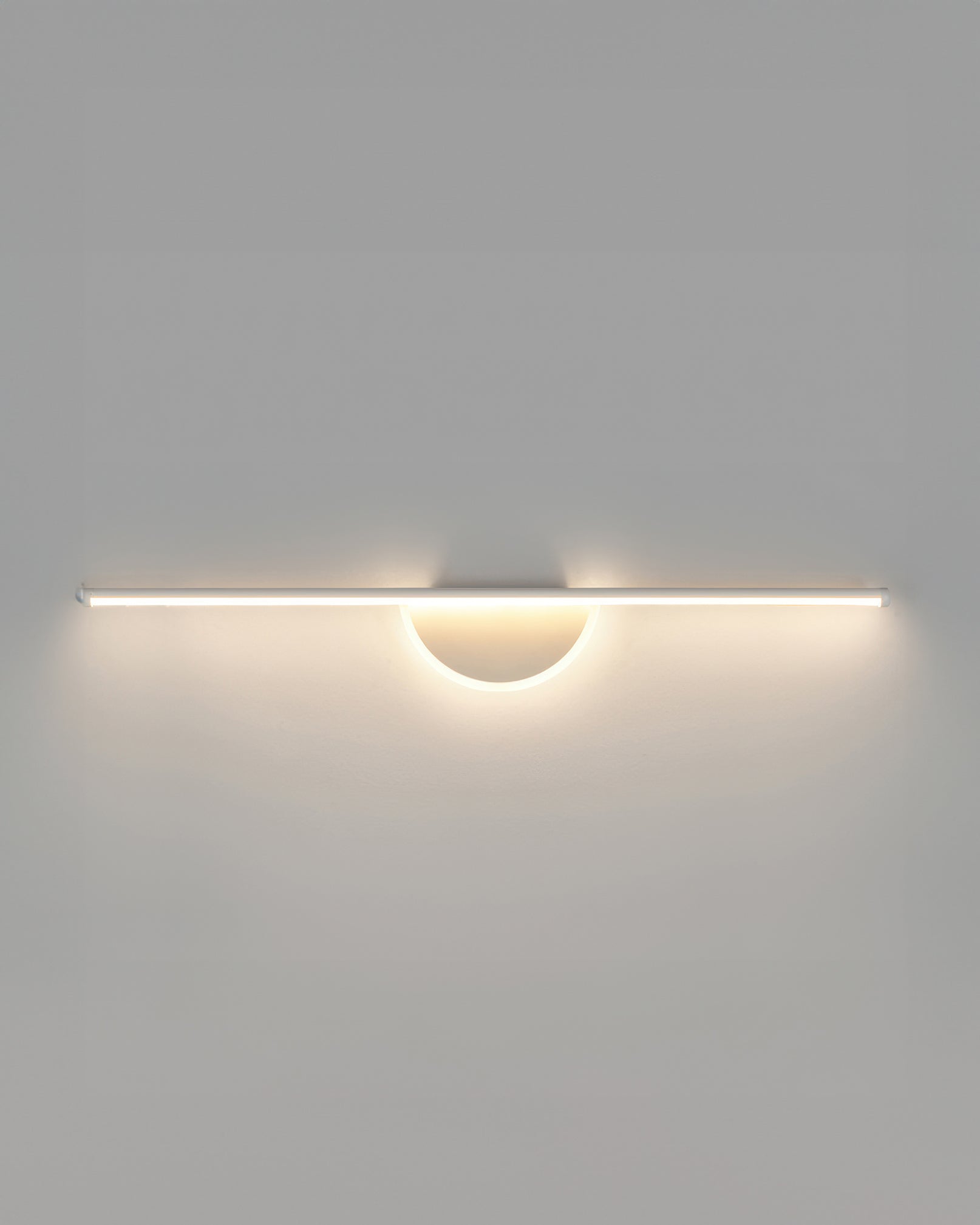 Iluminación ambiental para fondo de TV con lámpara de pared de madera Sylva Arc y resplandor suave de tubo